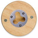 Apribottigle magnetico in legno.

