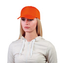 Cappellino golf 5 pannelli in poliestere colori vivaci, con visiera rigida precurvata e chiusura in velcro.