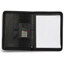 Cartella portablocco in formato A4, con blocco, calcolatrice 8 cifre, tasche interne portabiglietti e portadocumenti, chiusura a zip.
