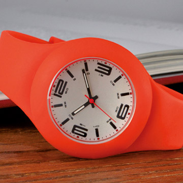 Orologio analogico al quarzo, plastica e silicone